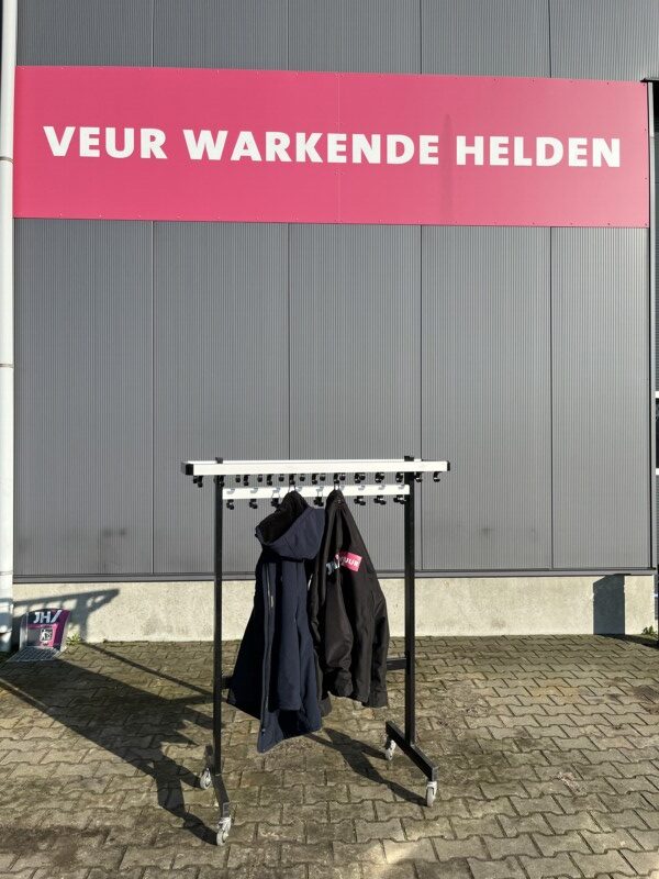 Kledingrek voor ongeveer 20 jassen garderobe verhuur